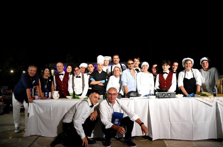 Piadina Night 2023: Francesco Aquila con i giovani cuochi e lo staff del Consorzio